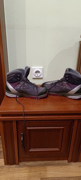 Дамски туристически обувки Lowa номер 38