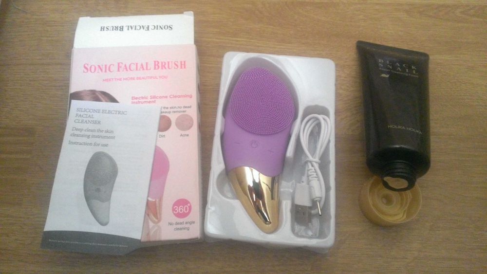 set curatare faciala(perie din silicon +crema de curatare )