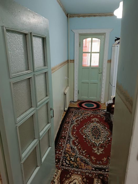 Кибрай марказида жойлашган гиштли 4- каватли уйнинг 2-каватидаги 2 хон