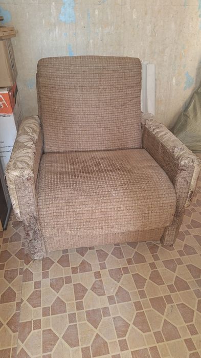 Диван и одно кресло