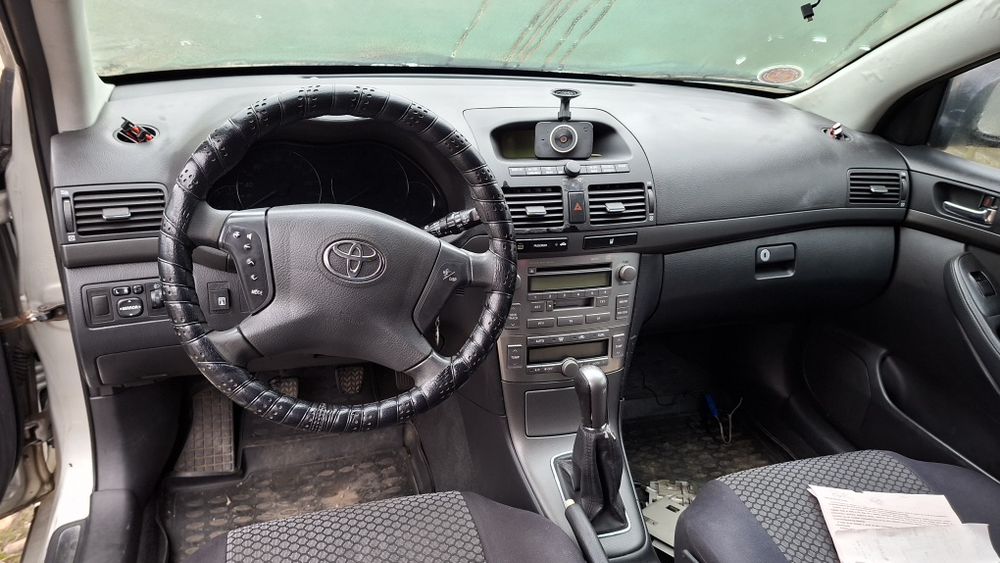 Se vinde în vederea dezmembrării. Toyota Avensis  an 2003 .