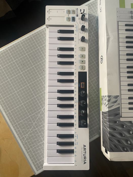 MIDI контроллер Arturia KeyStep 37
