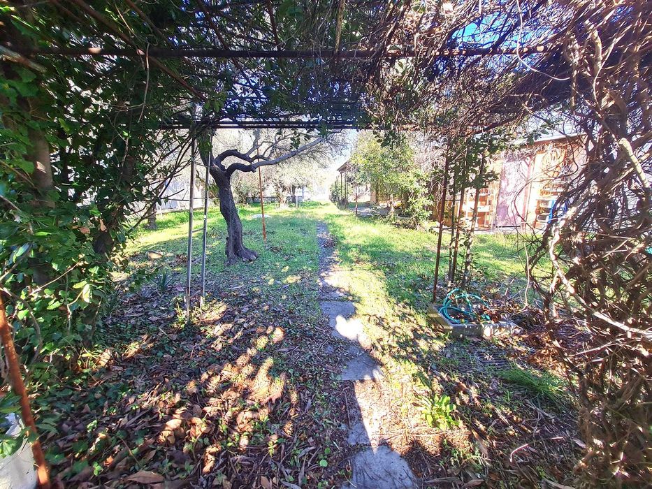 Продава парцел 1040 м2 със стара къща 120 м2 в Аспровалта, Гърция