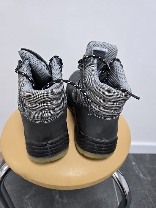 Рабочие сефти ботинки.