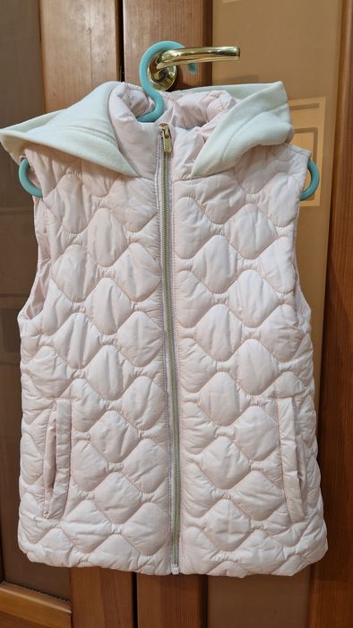 Жилетка на девочку с капюшоном