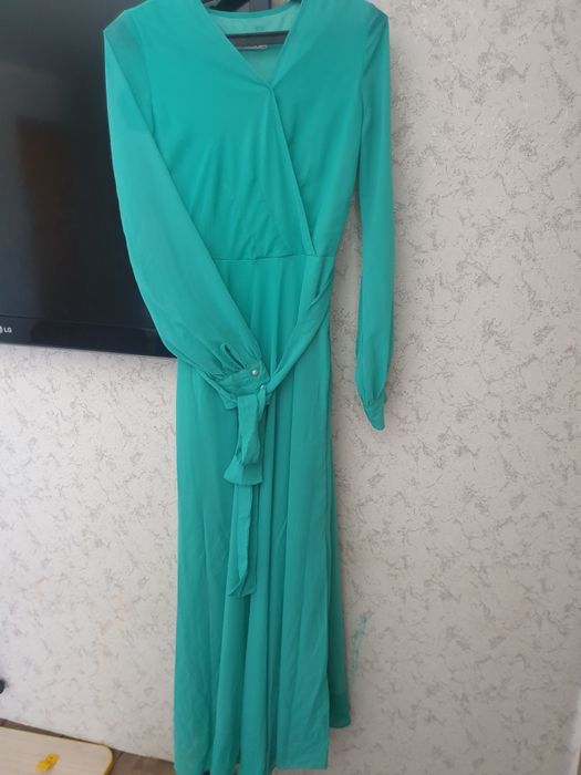 Продам платье длинное в пол за 5000 теңге.