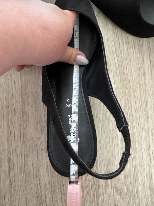 Черни Дамски обувки с интересен ток