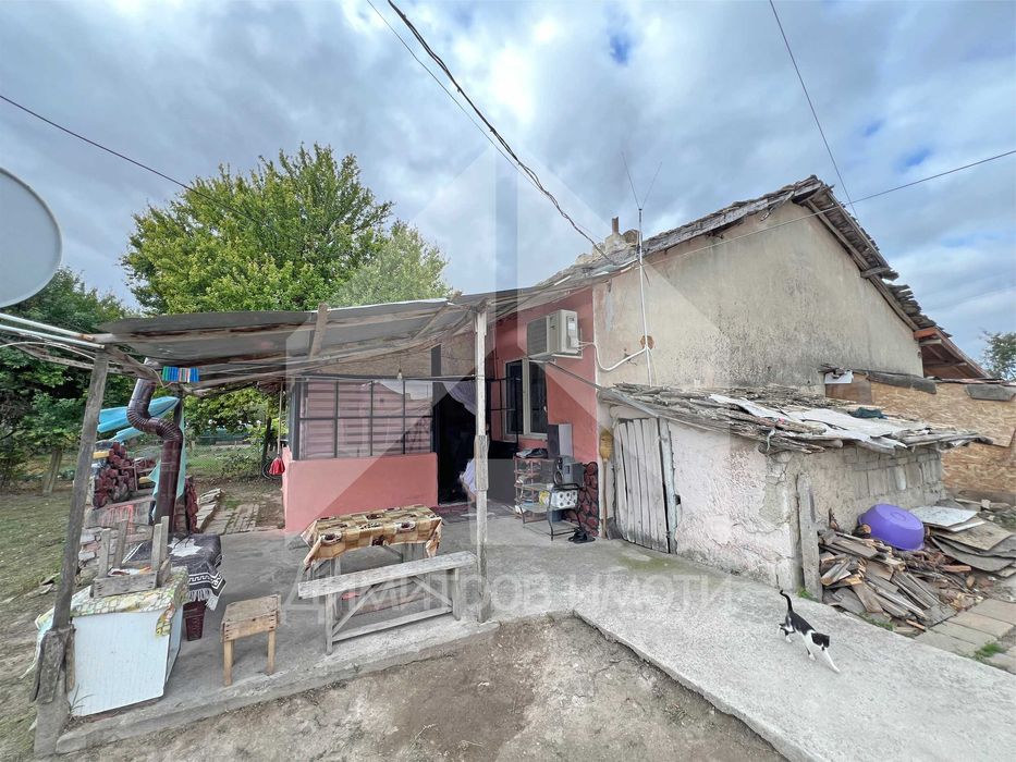 Продава самостоятелна, еднофамилна къща гр. Нови пазар - кв. Нииж.