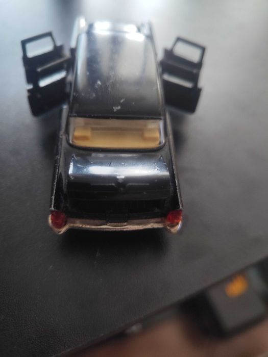 Продавам руска Чайка ГАЗ-13 А15 1:43