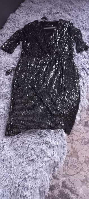Продам очень красивое и эффектное платье с пайетками