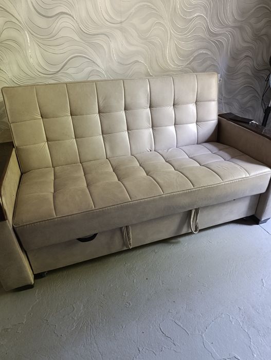 Divan kravat 1 yil boʻldi yaxshi