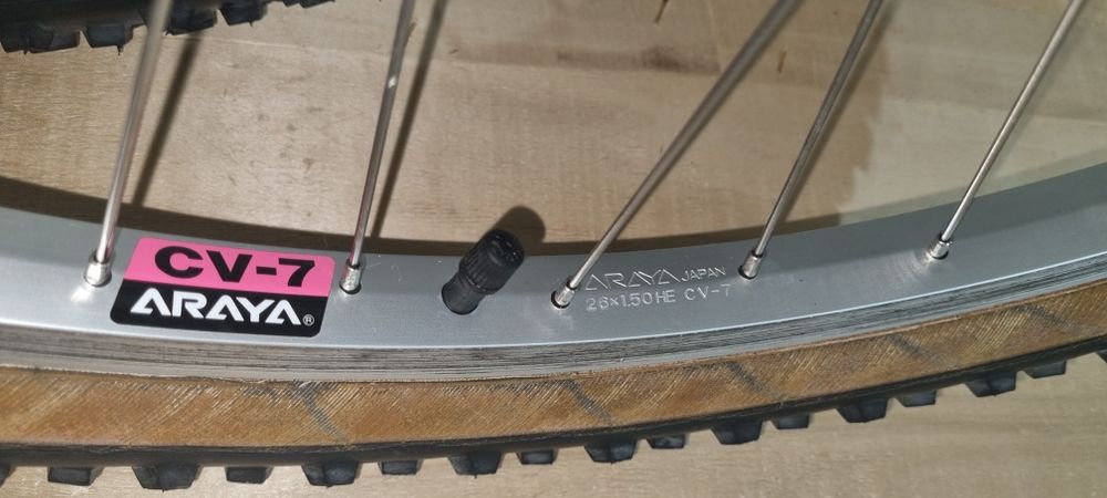 Set roti MTB 26"
Jante aluminiu ARAYA cu uzura minima,
Spite aliaj, 
Caseta pinioane 8 viteze,
Butuci Shimano,
Cauciucuri IRC METRO 26x1,5 in stare f