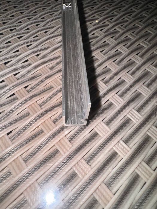 Заключающий алюминний профиль