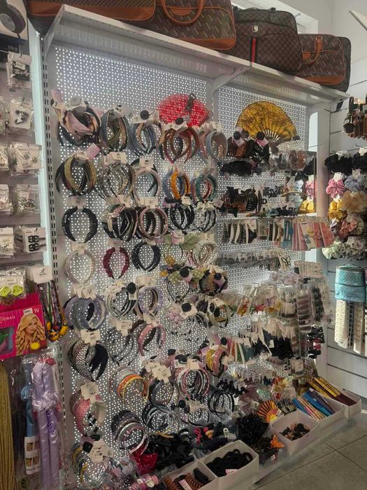 Стелажи търговско оборудване