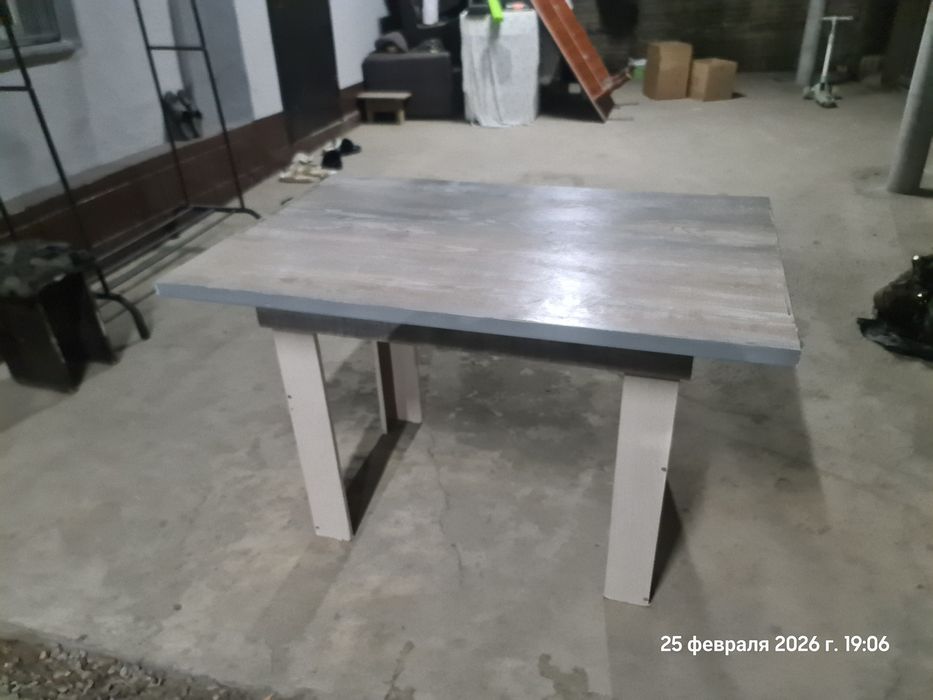 Столик/ стол не большой