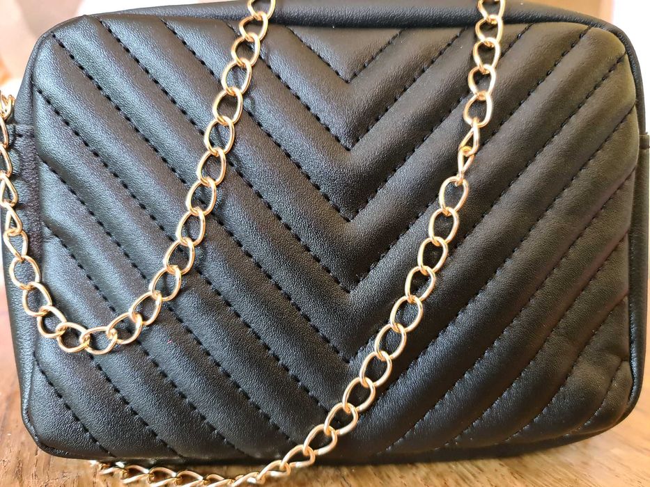 Дамска чанта в плътен черен цвят и с подарък малка чантичка