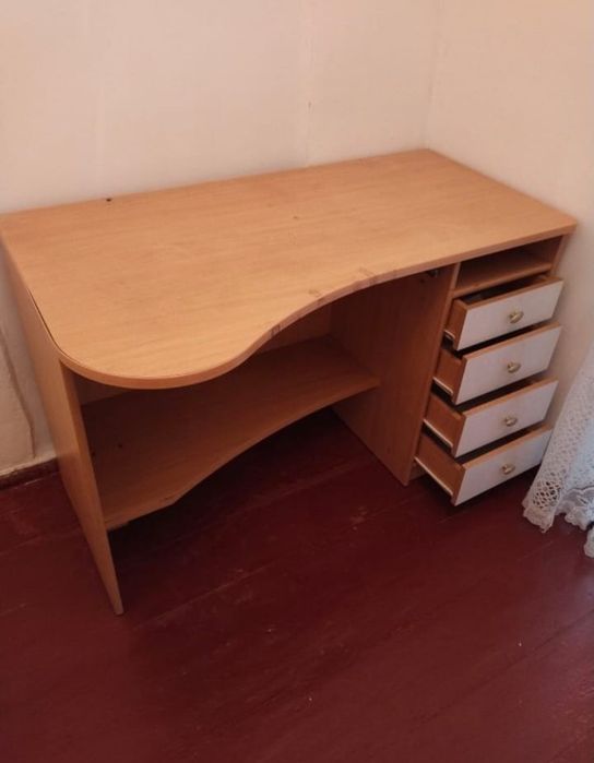 Продам письменный стол с полкамии