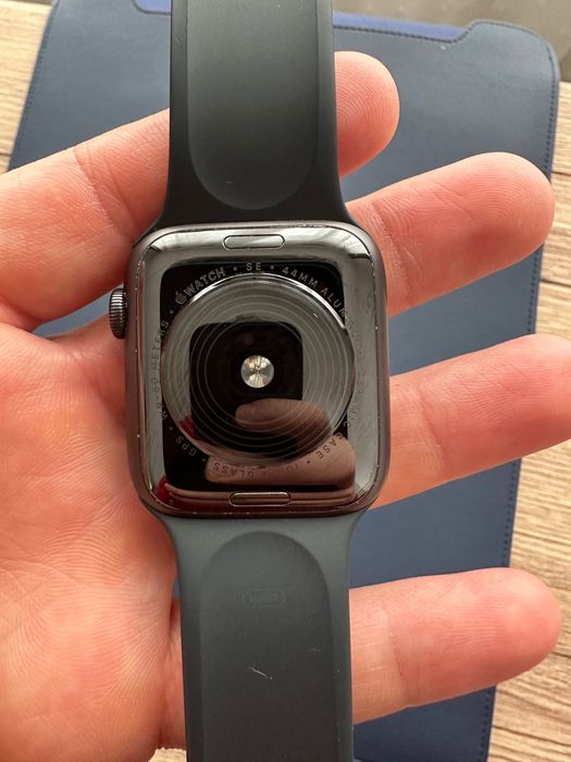 VÂNDUT!!                                    Vând Apple Watch SE 44 mm