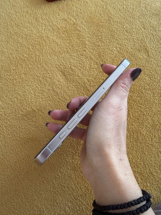 Iphone 15 pro с подарък кейсове нови