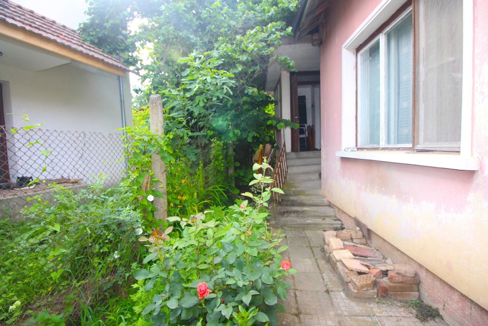 Продава къща с двор в центъра на с. Гергини, общ. Габрово