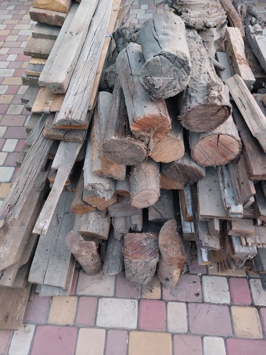 Дрова и остатки стропил