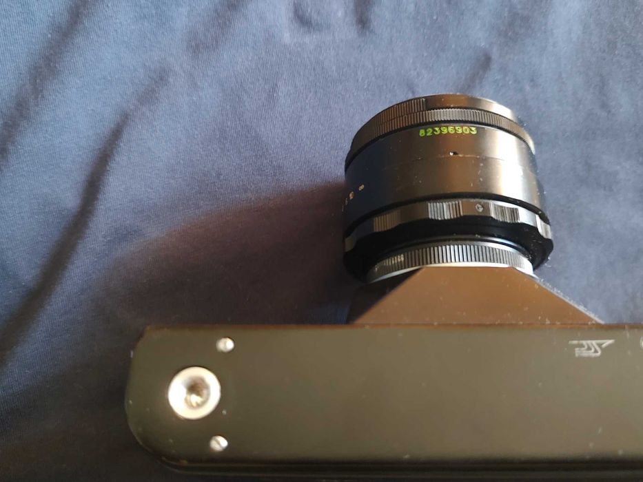 класически съветски огледално-рефлексен фотоапарат (SLR) Зенит ЕТ (на латиница: Zenit ET).  С обектив Helios-44.В отлично състояние.