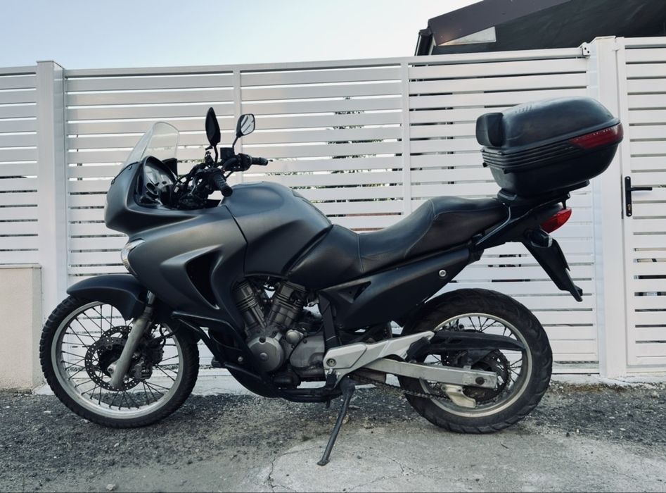 Honda Transalp 650 XLV – echipată (crashbar, topcase, cric central), fiabilă, pregătită de drum
