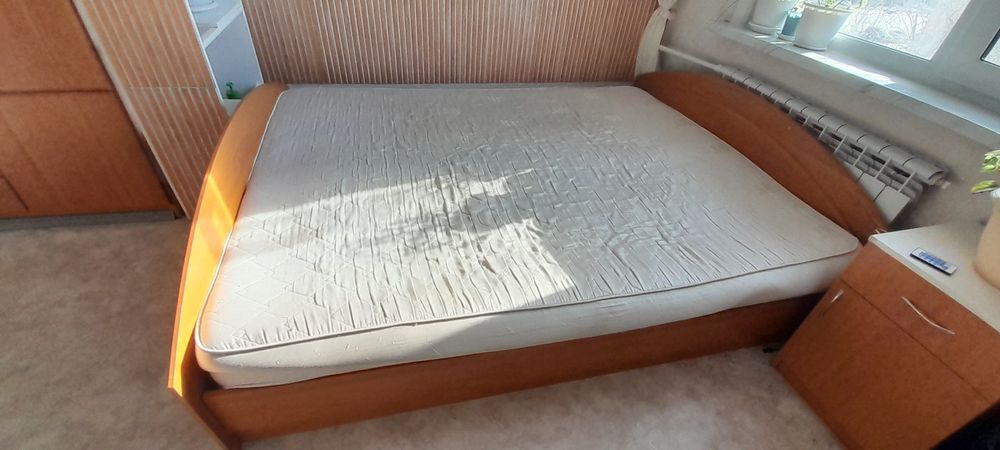 Продам спальный гарнитур