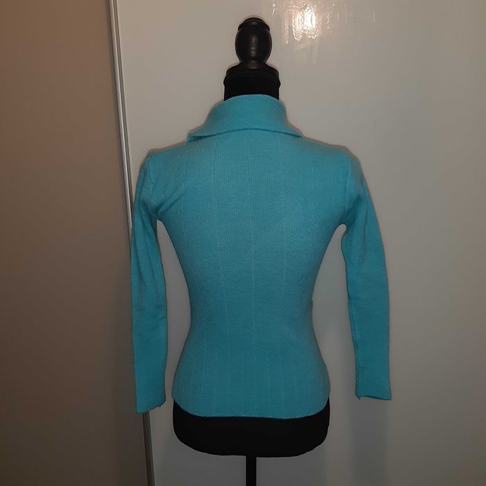 Pulover bleu cu brosa cu blanita si cordon cu catarama office