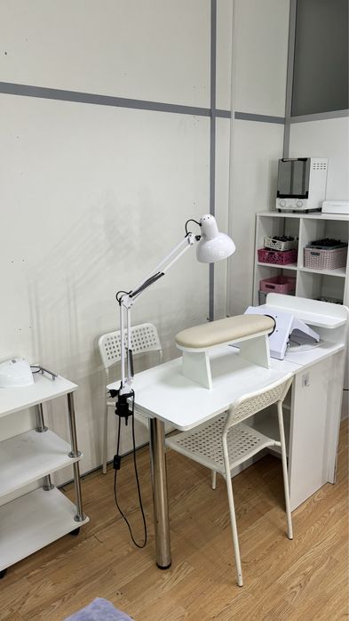 Сдам маникюрный стол в БЦ «Алма-Ата»