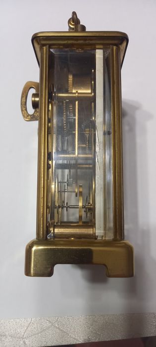 Часовник модел каретен но по съвременен.