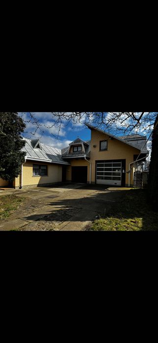 Casa de Vanzare!  Cu toate utilitățile,gradina ,2 garaj,