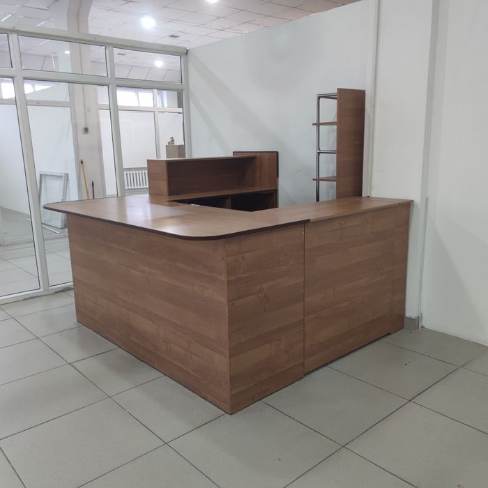 Стол офисный для торговой площади