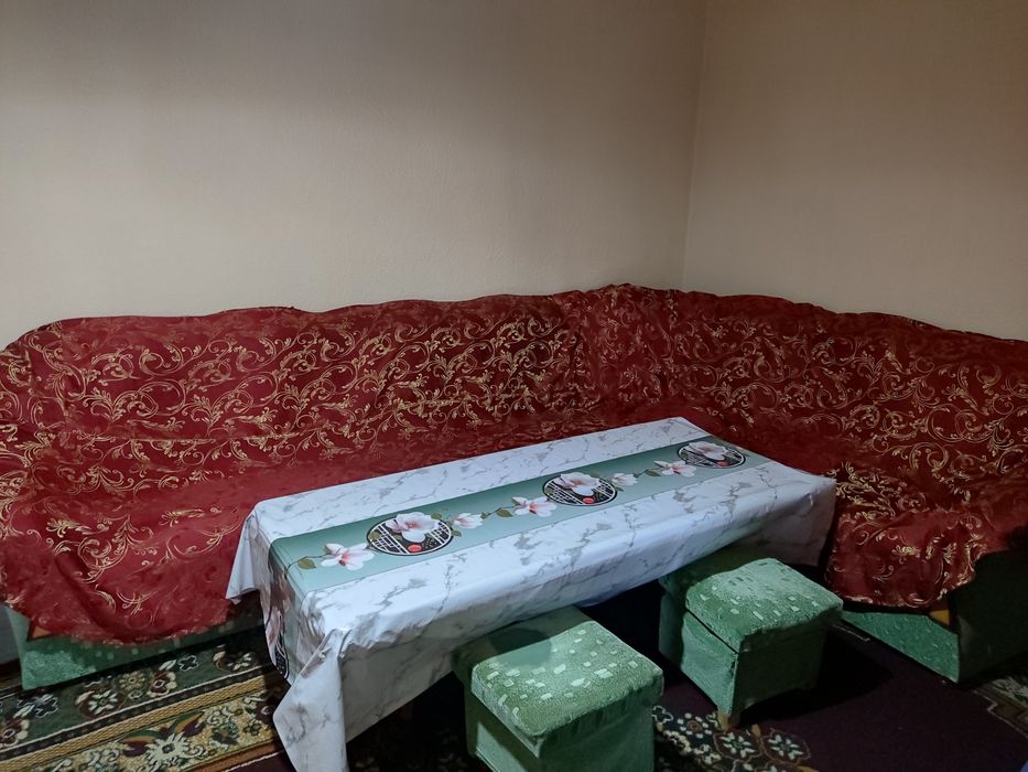 Уголок для зала в хорошем состоянии. Стол продаётся отдельно.