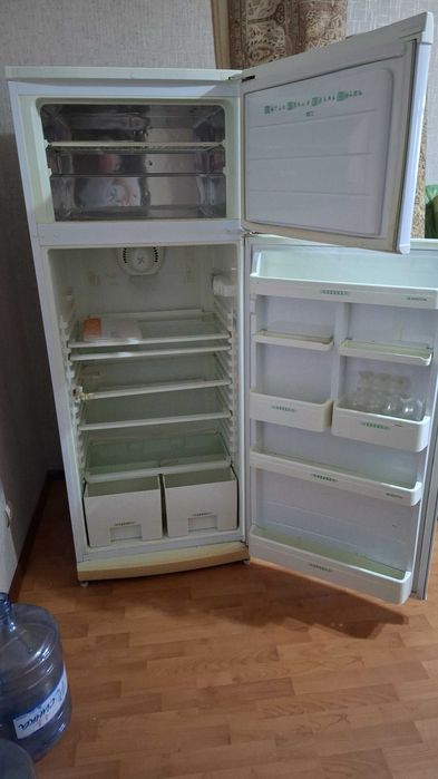 Продам холодильник Аристон