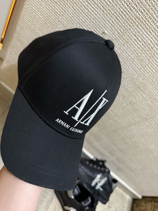 Продавам нова шапка Armani Exchange- оригинална unisex