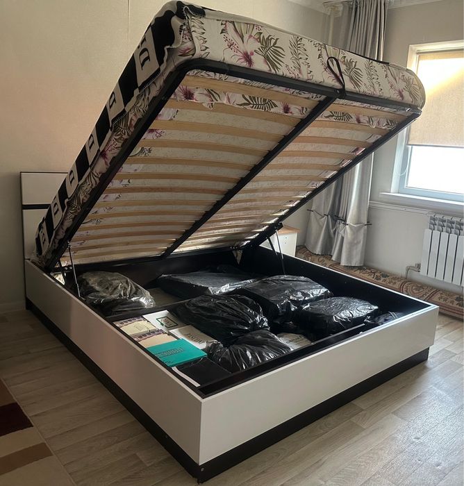 Двух спальный кровать