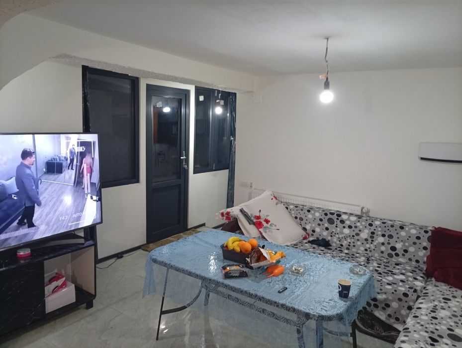 Vând 1/3 din casă +curte