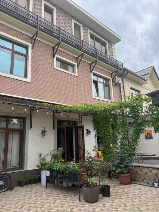 Продам дом. Три этажа. 8 спален. Пять сан узлов