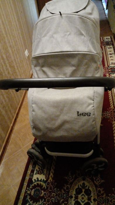 Детская прогулочная коляска удобная с перекидной ручкой