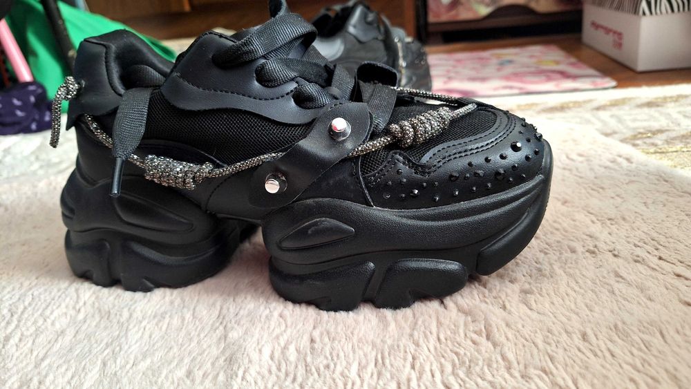 Черни маратонки с камъни 37/38 номер дължина на стелка 24,5