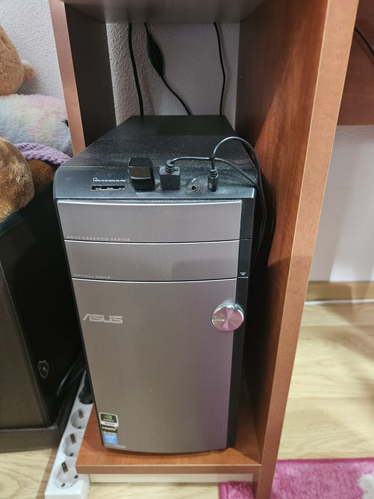 Calculator cu monitor de la Samsung si unitatea de la  ASUS