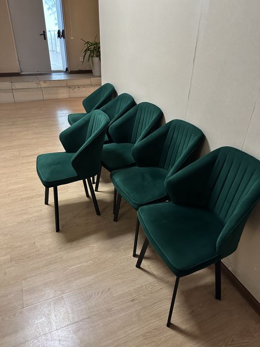 Продаю 6 стульев в хорошем состоянии.