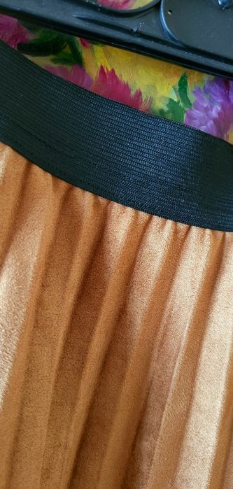 Fusta plisata catifea bej maro