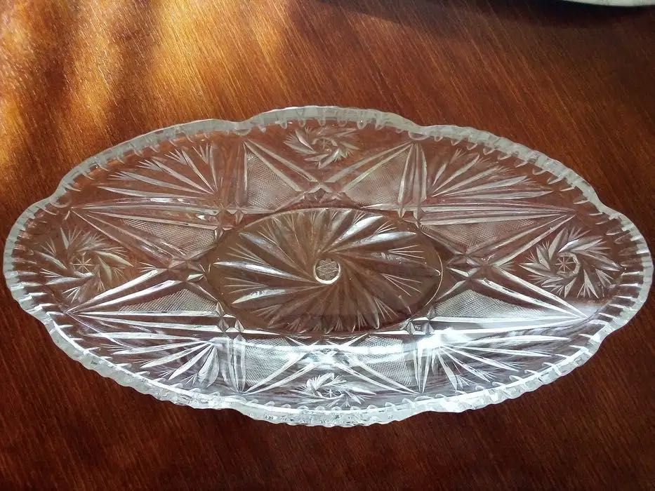 Красиви кристални купа и плато