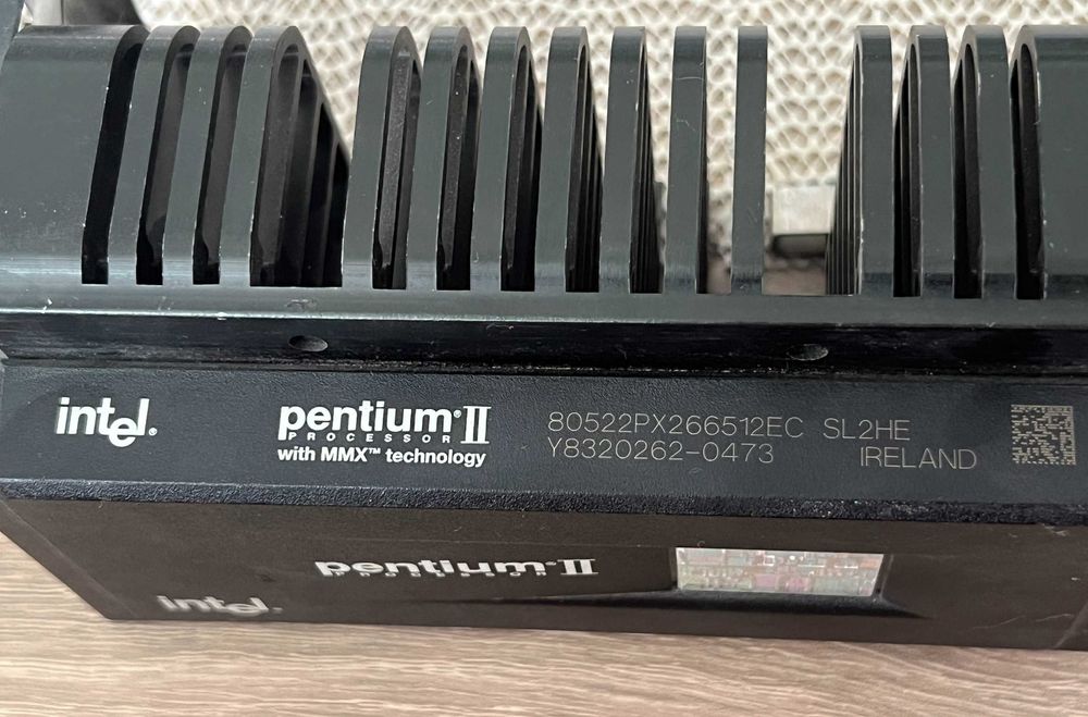 Procesor Intel Pentium II 266 MHz – Slot 1 – cu cooler original