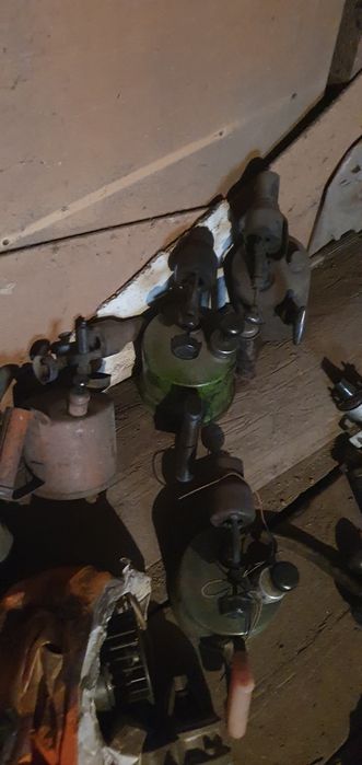 Продам ,швеллер7,8м,,.канистры,фляги.