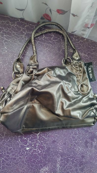 Дамска чанта с къси дръжки