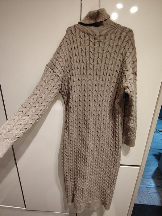 Rochie groasa lunga pe gat mulata pe corp, maro 38-42 ca noua de iarna