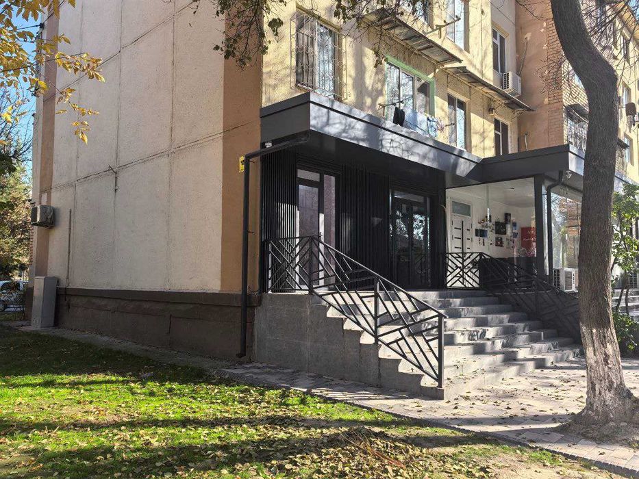 Продается нежилое помещение в Чиланзаре, вдоль дороги 75м2,